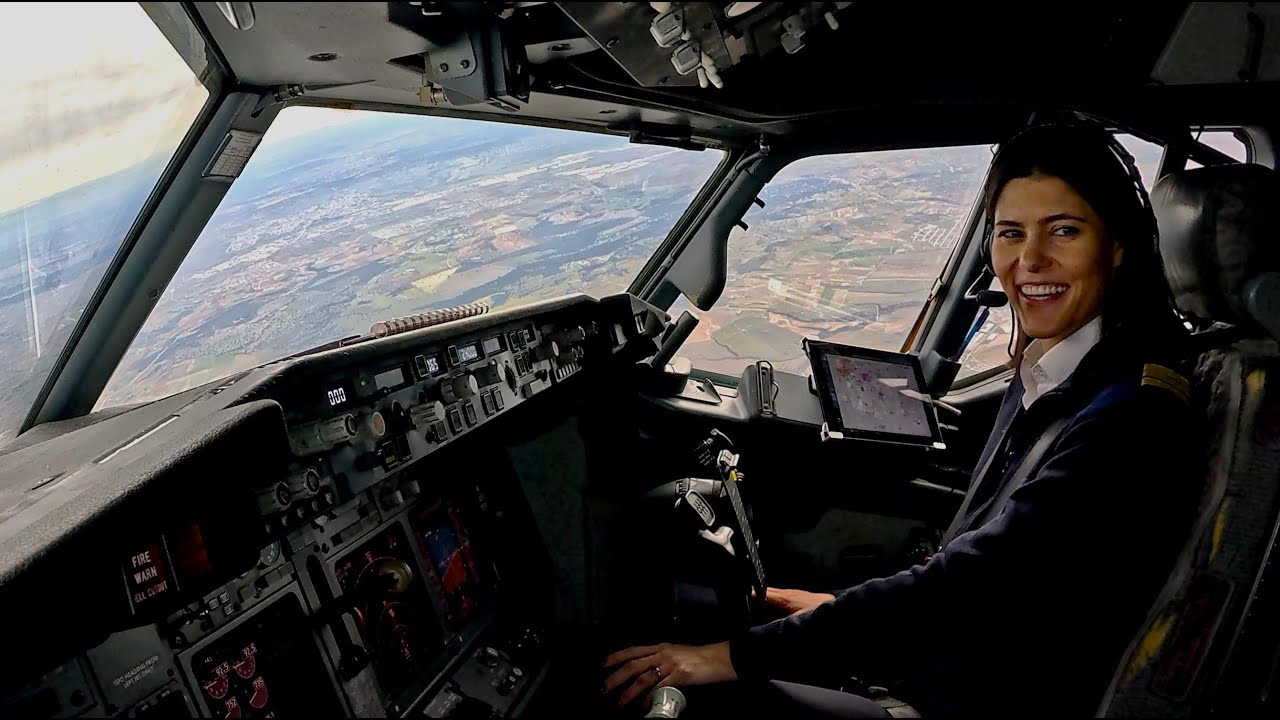 Красивая женщина-пилот взлетает со своего Boeing B737-800 | Вид из кабины | GoPro