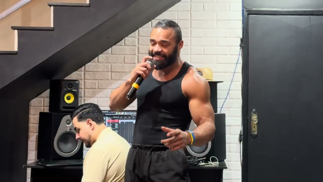 Gabriel Carvalho - pouca roupa 
