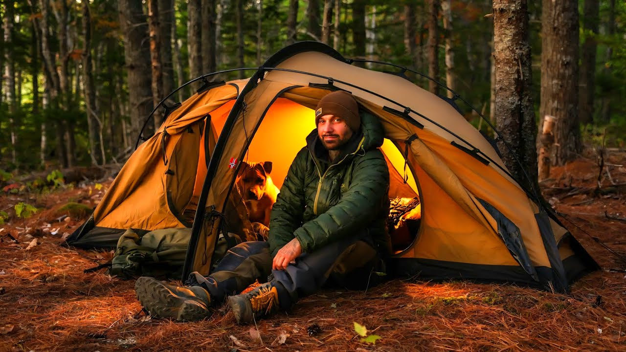 Bushcraft Camping w lesie z namiotem pł&oacute;ciennym
