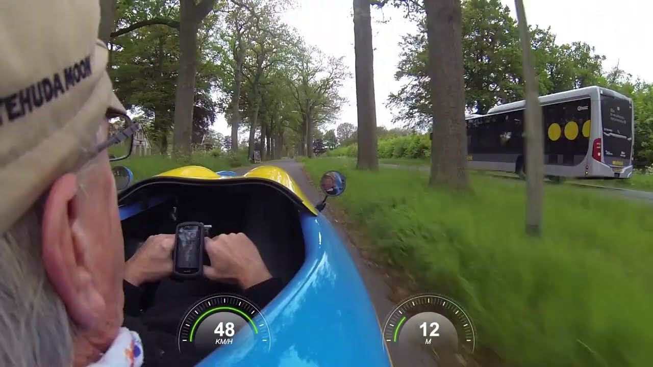 De alledaagse velomobiel gaat naar de stad (met ondertitels)