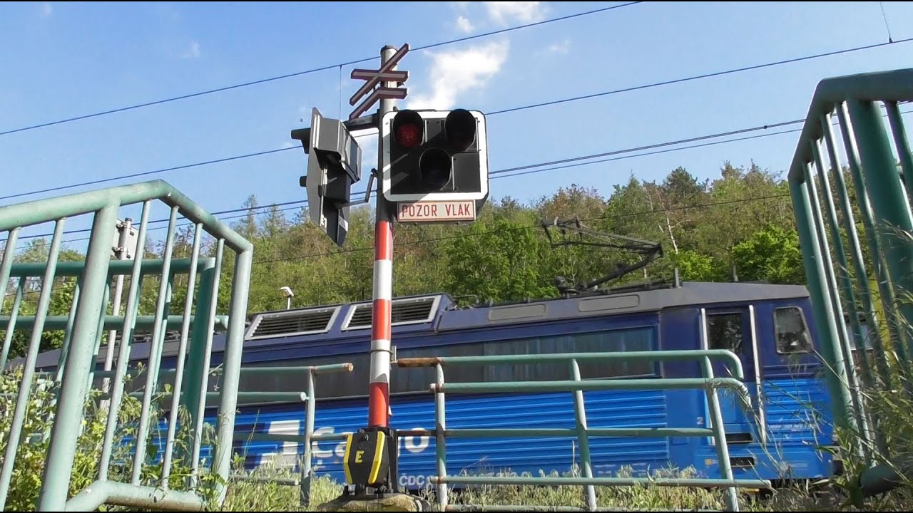Železniční přejezd Roztoky - Žalov - 17.5.2020 / Czech railroad crossing