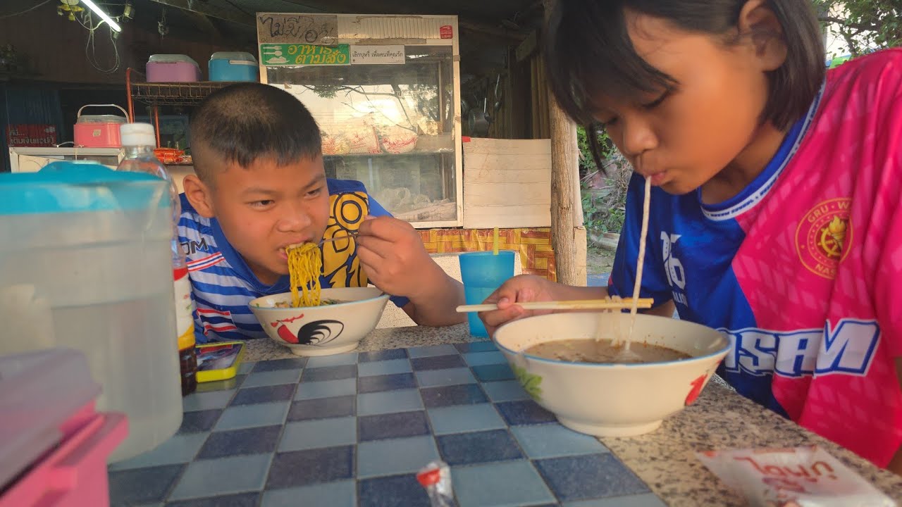 น้องเท็นน้องน้ำโตกันแล้วจ้า ชดก๋วยเตียวยามค่ำๆ