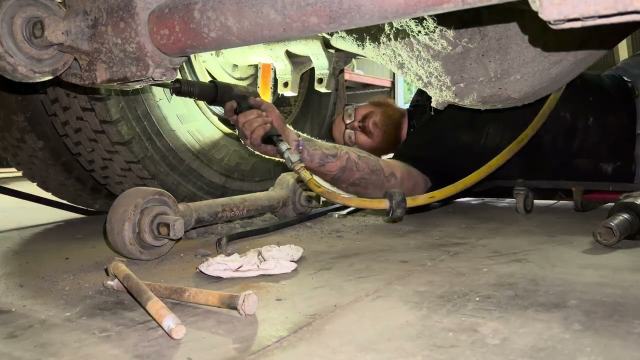 1989 Isuzu FVZ HR Bottom Torque Rod Bushes & Top Diff Stay Replacement PART 1