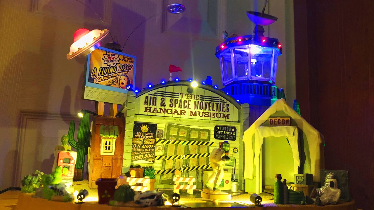 👽 ВТОРЖЕНИЕ ИНОПЛАНЕТЯН! Ангар-музей новинок авиации и космонавтики Lemax Spooky Town 2025