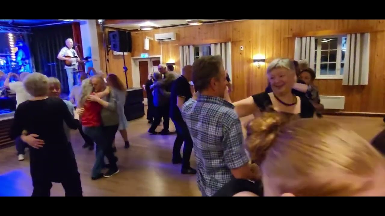 Två ogon blå på Høyvangdansen Holidays Orkester Fredag 30 1 flott musikk Dansnytt Bjørn Weiby