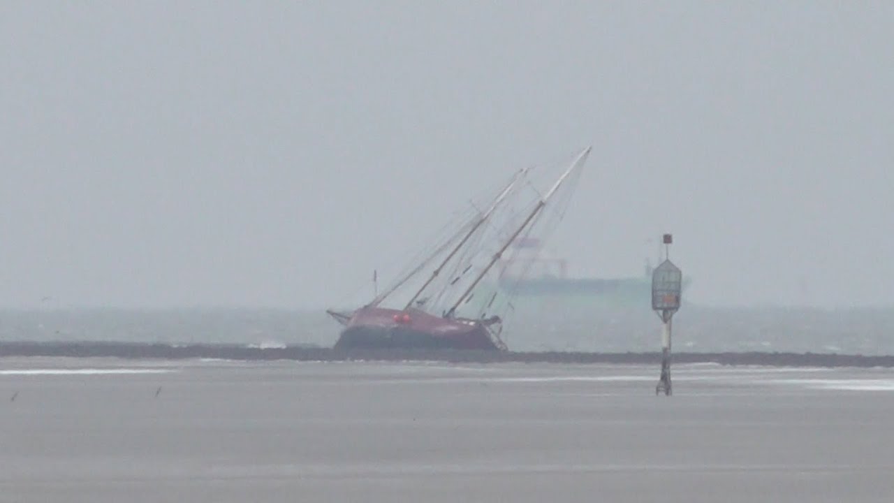 Neue Aufnahmen zeigen feststeckendes Traditionsschiff in Schräglage vor Cuxhaven