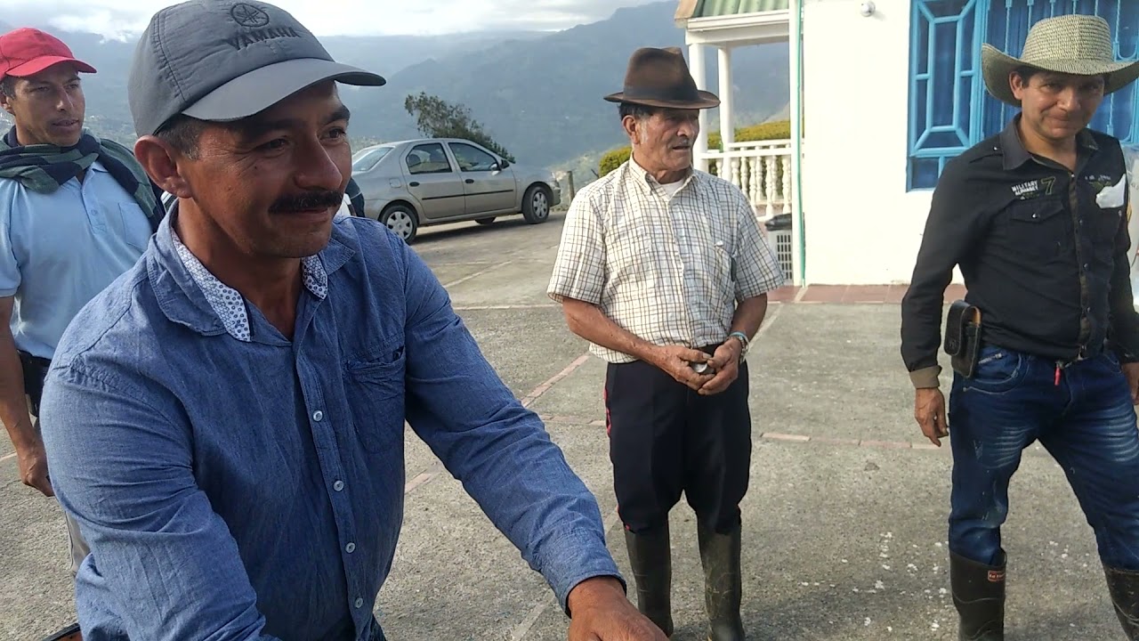Juego de mini tejo en piscinas el recreo