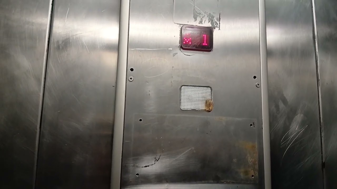 1/2 ascensor genérico calle artistas en 4 caminos Madrid 