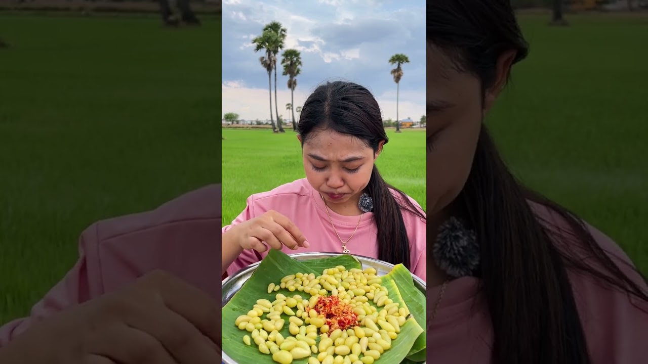 Eating wild grape with spicy chili  #food #savoreverybite #mukbang #epiceating #starfruit #eating