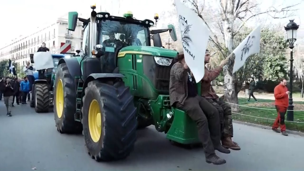 Así han llegado los agricultores con sus tractores al Parlament