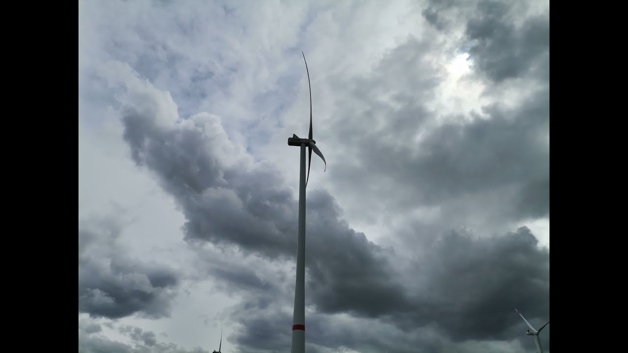 Windpark Benhausen bei Sturm [Enercon E126 Ep3 Windkraftanlage im Bau