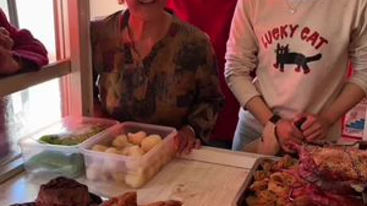 今天老公生日妈妈一大早就嚷嚷着说去街上买菜，姐姐早早就定好了蛋糕，妈妈很实在，一桌子菜上面碗碗都是肉，今天难得给婆婆喊过来了，一家人热热闹闹的吃了一顿晚饭。#农村生活 #记录我的农村生活 #我的...