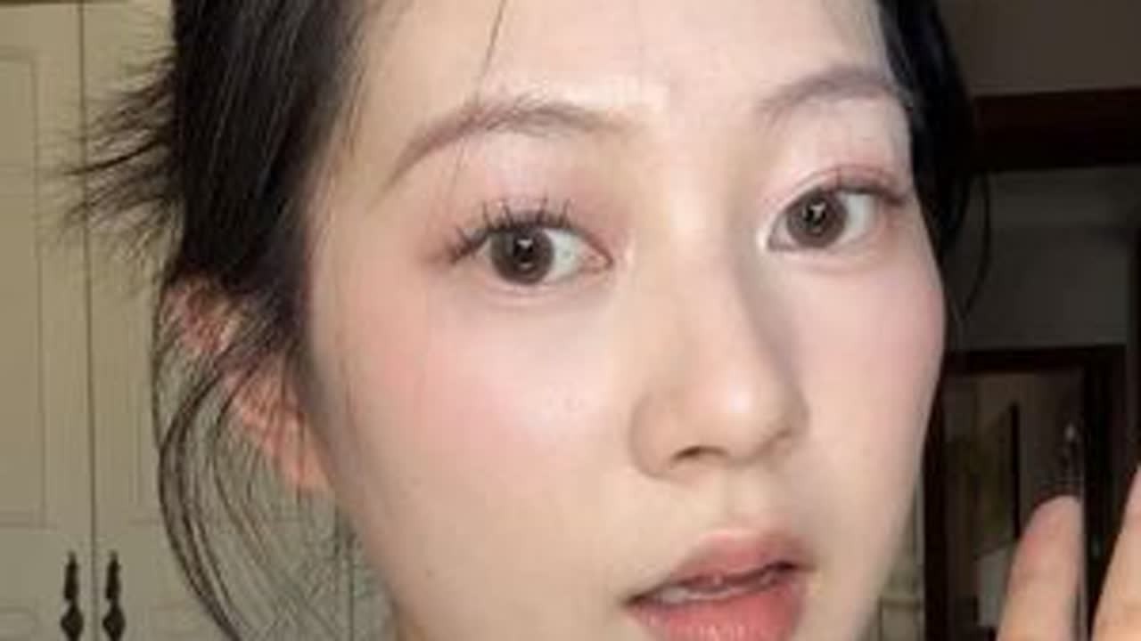 #我的美妆日记 #创作者中心 #创作灵感 中秋快乐🎑原来瑕疵皮也可以试着画画无粉底只遮瑕的清透感妆容咯 今天的妆容比较细致 但是嫩嫩的 很有空气感#日常妆 #瑕疵皮化妆