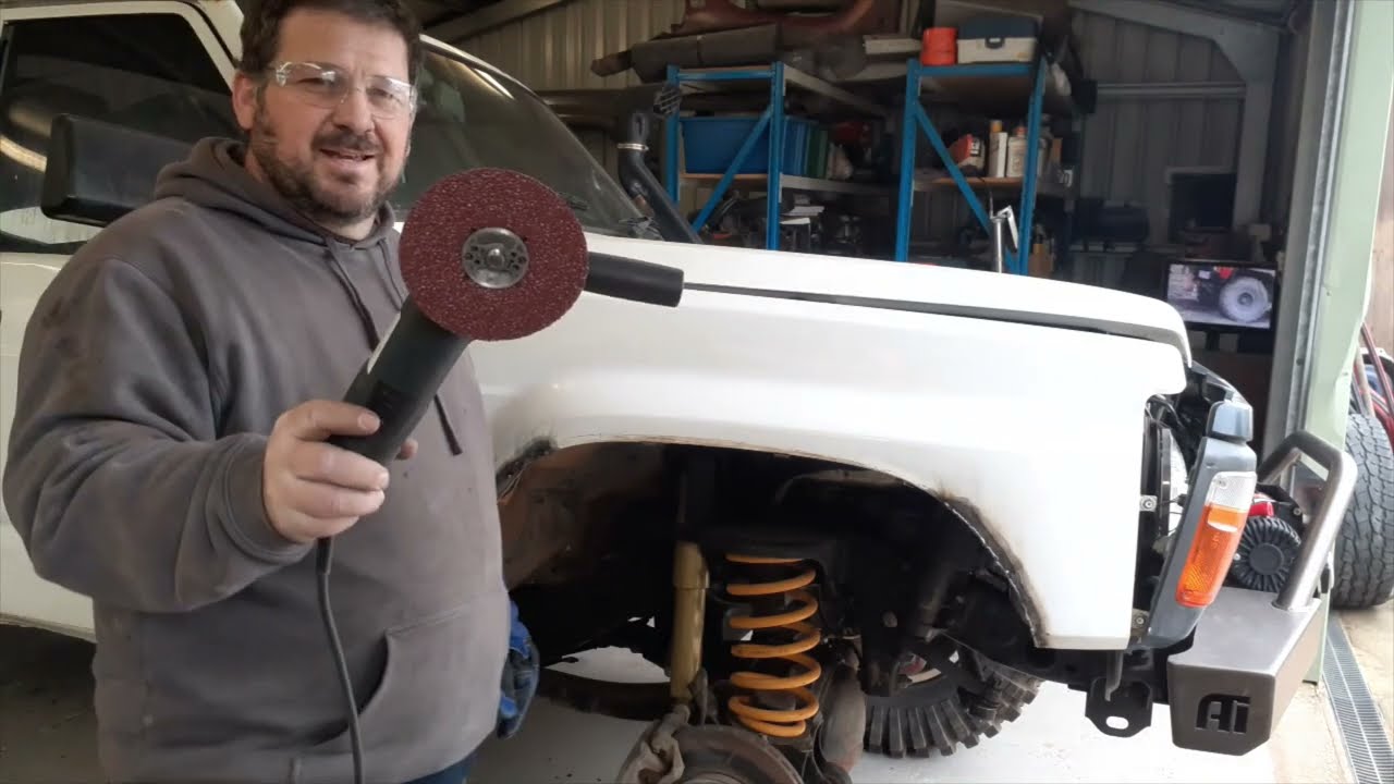 Guard chopping a GQ Patrol ute for 37 inch tyres with a 2 inch lift