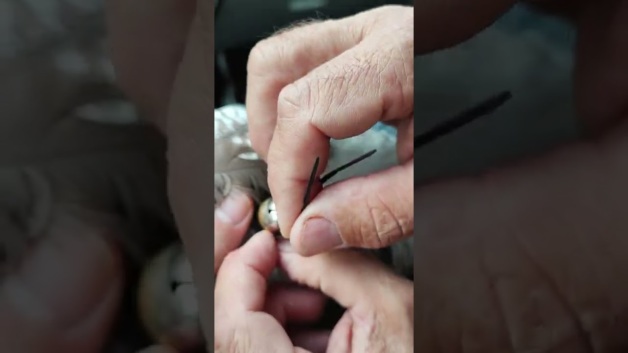 Montaje del clip de cola a dos plumas. Para Cetrería y aves.