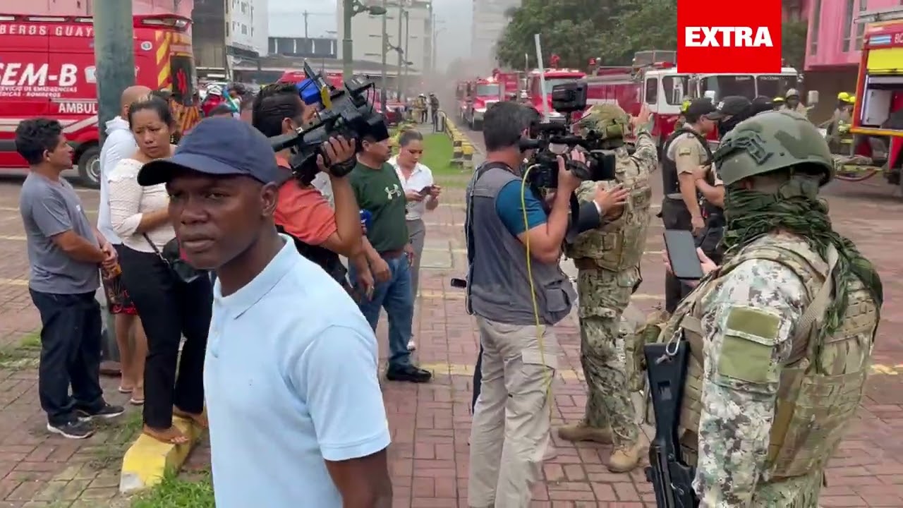 Voraz incendio en Eloy Alfaro y Cuenca, en el centro de Guayaquil: emergencia es de alarma 3