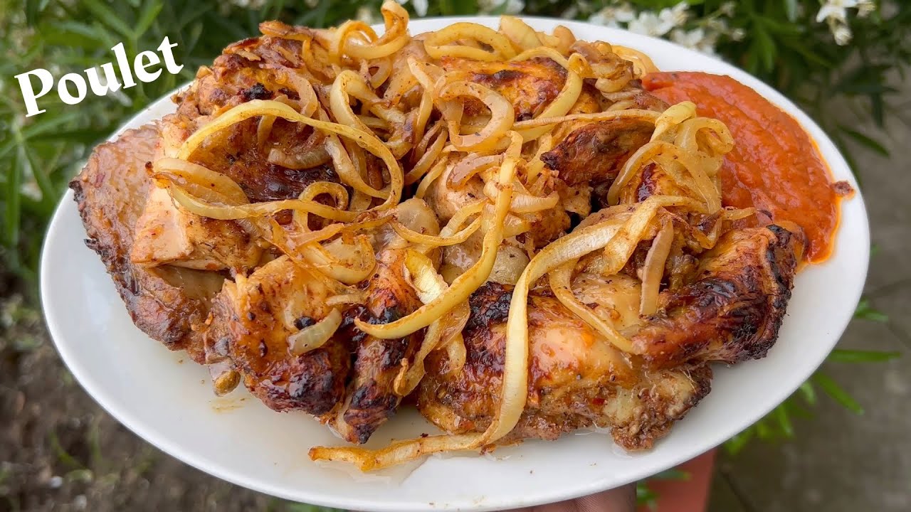 Poulet braisé au four bien assaisonné et parfumé au feu de bois