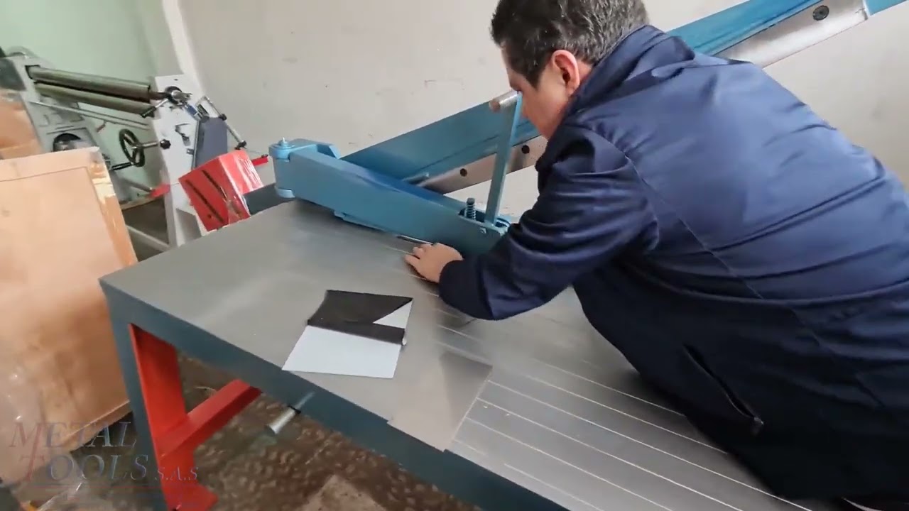 Realizando cortes con la cizalla Cal16x1100mm a lamina en acero inoxidable
