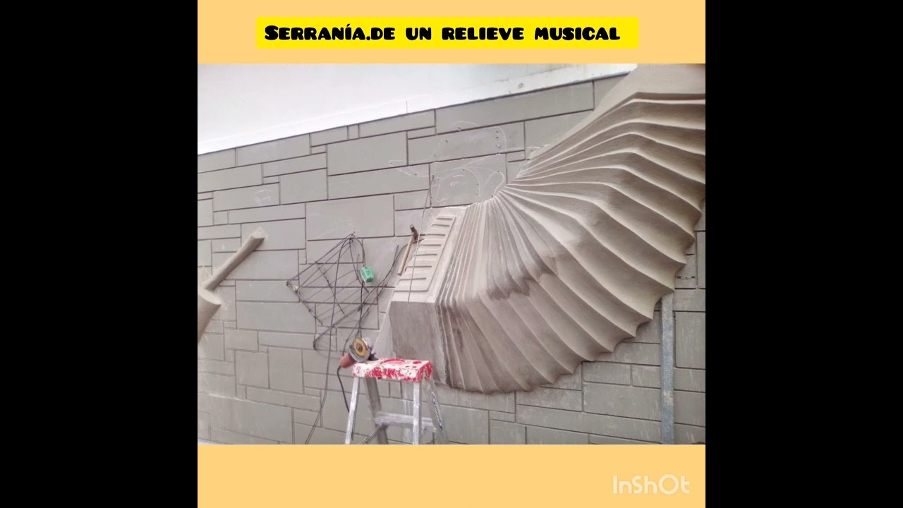 Relieve de una serran&iacute;a  musical,monumento de cemento tallado sobre la pared