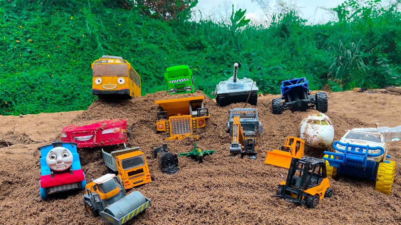 Menemukan mobil mobilan, mobil balap, truk oleng, truk pasir, kereta tomas, pesawat terbang