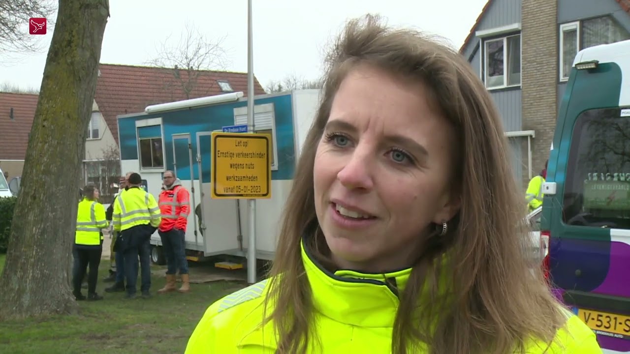 Monteurs in opleiding helpen mee met vernieuwen van elektriciteitsnet in Dronten.