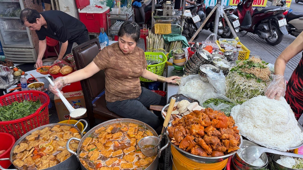 Nồi bún riêu 50 năm với cách trụng rau không giống ai bán tô nào trụng tô đó