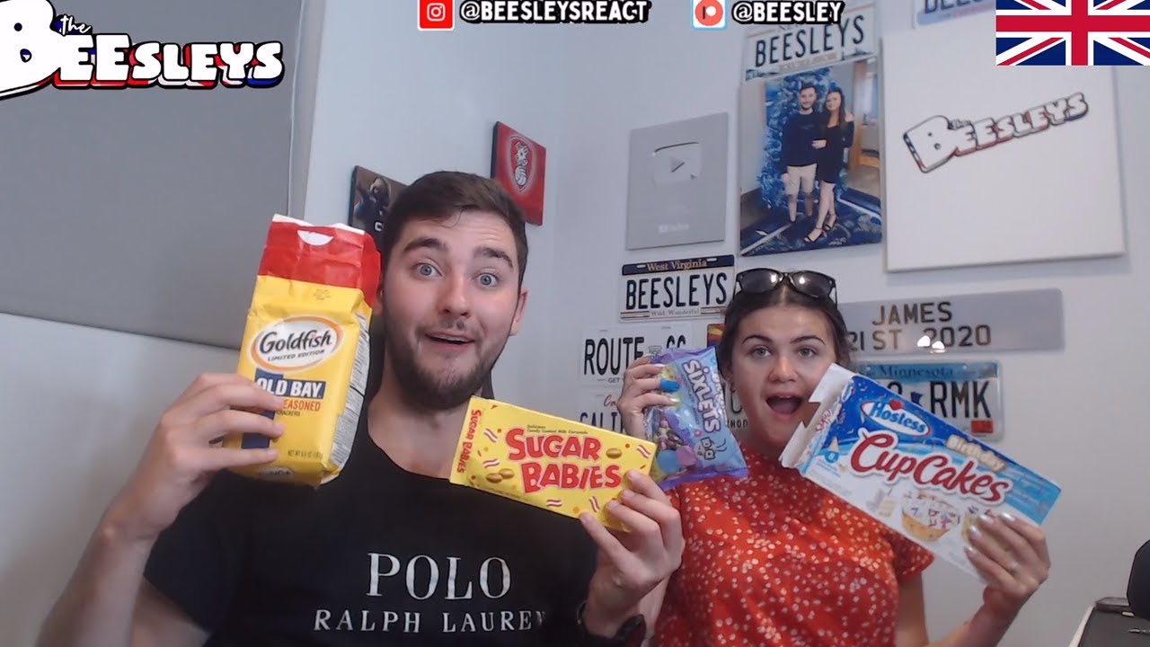 British Couple Try American Snacks! (Goldfish, Sugar Babies & Hostess Cupcakes)