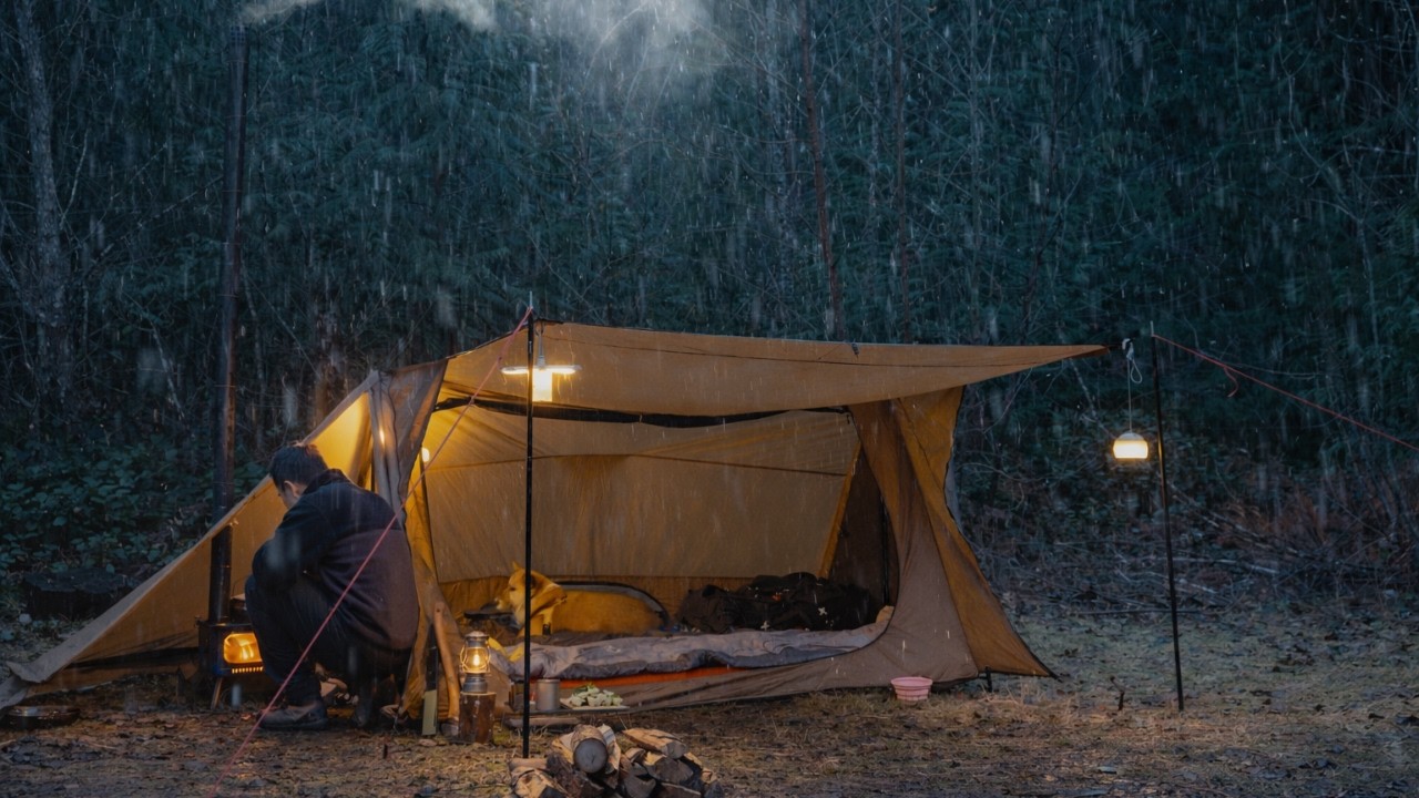 Biwak w deszczu z moim psem - Przytulny hot tent w stylu Baker | Piec na drewno