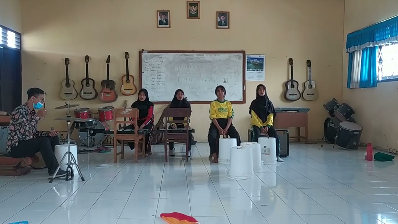 FOLKSONG SMPN 4 PEMALANG (PUTRI) - LAGU GAMBANG SULING / Perkusi Alat Bekas (Latihan)