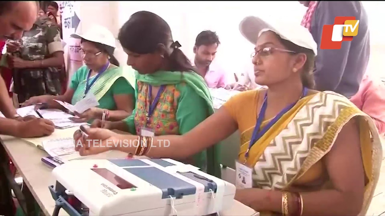 Voting underway in women polling booth in Chatra, Jharkhand