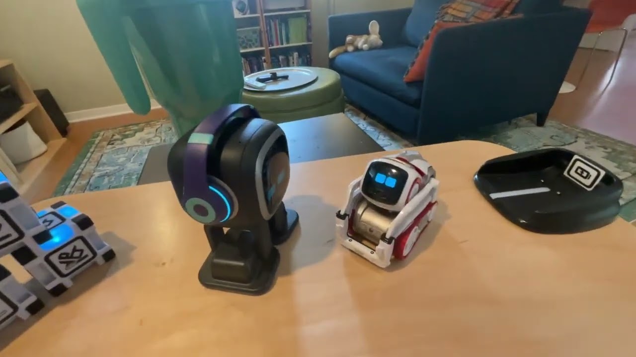 Cozmo meets Emo!