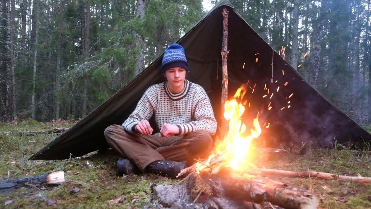 Solo Bushcraft Winter Overnight - Poncho shelter, Bowsaw from stick, Cooking 