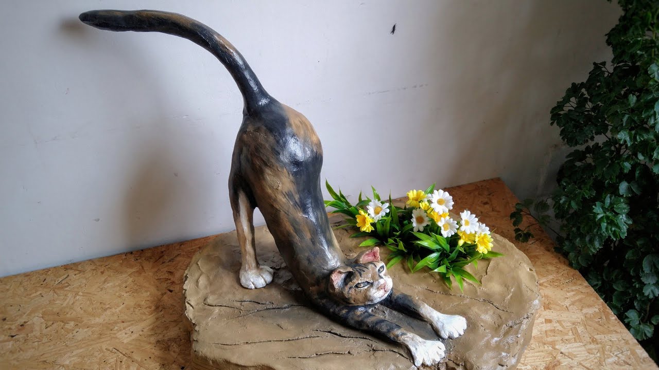 Gato de cimento em vaso
