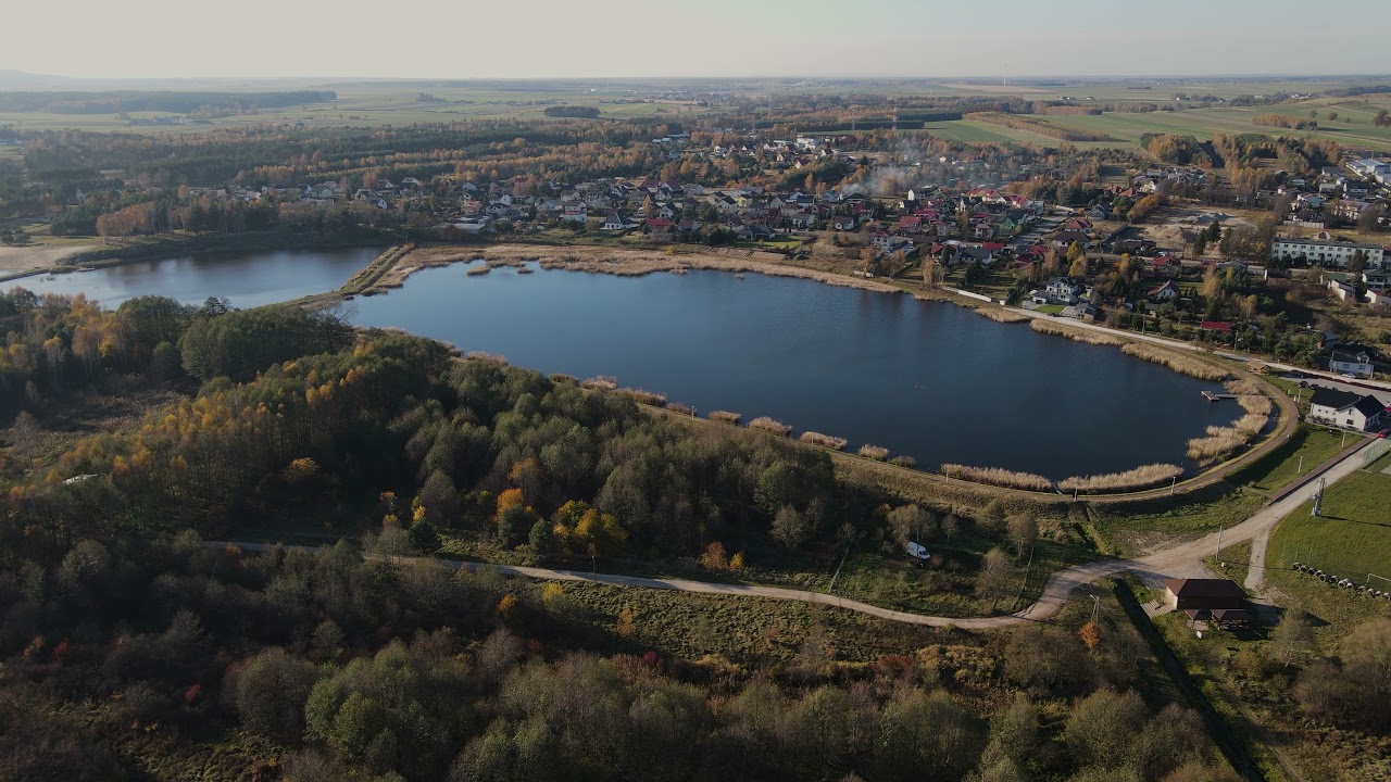 Przedbórz z lotu ptaka (jesień 2021). Ujęcia lotnicze dronem DJI AIR2 w 4K
