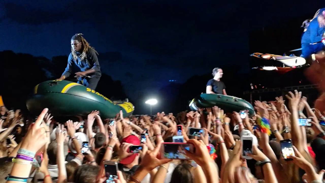 Nekfeu saute dans le public