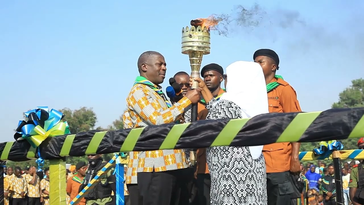 MKUU WA MKOA KIGOMA AKIKABIDHIWA MWENGE WA UHURU 2024.