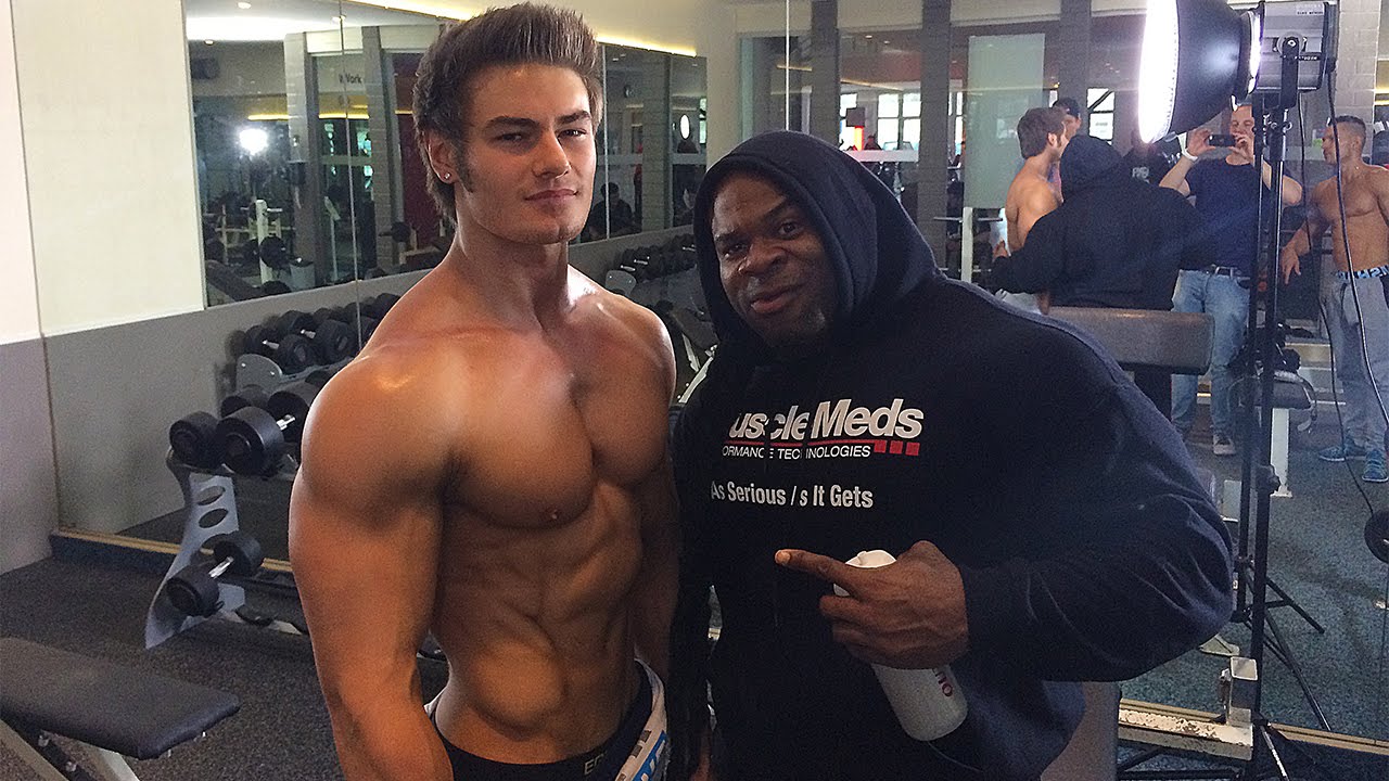 Тренировка груди профессионального бодибилдера IFBB Кая Грина с Джеффом Сейдом и Алоном Гэббеем и...