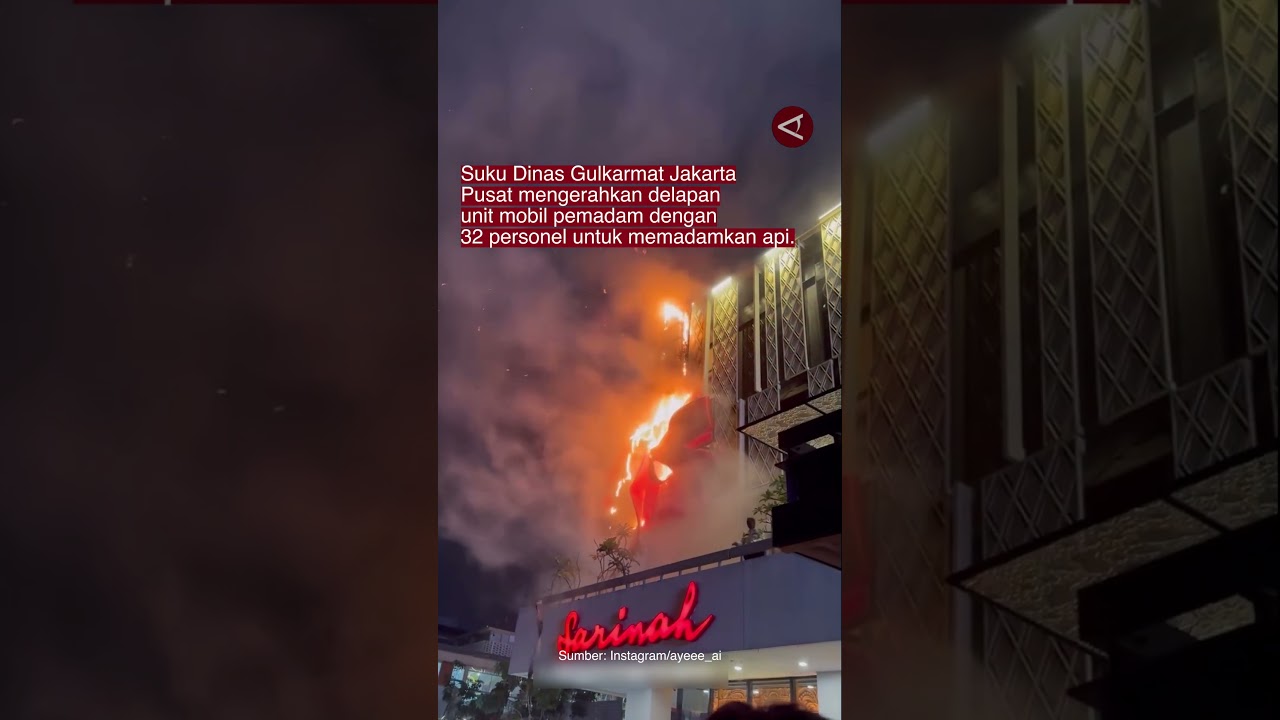 Reklame di Gedung Sarinah terbakar