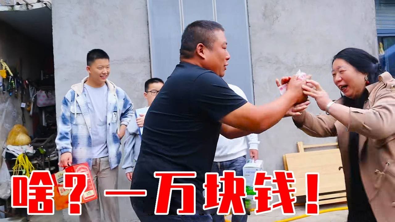 胖哥铁锅炖大鹅招待来做客的小妹一家，兄妹俩为了一万块钱，在院子里拉拉扯扯，两人差点打起来#胖大哥 #农村生活