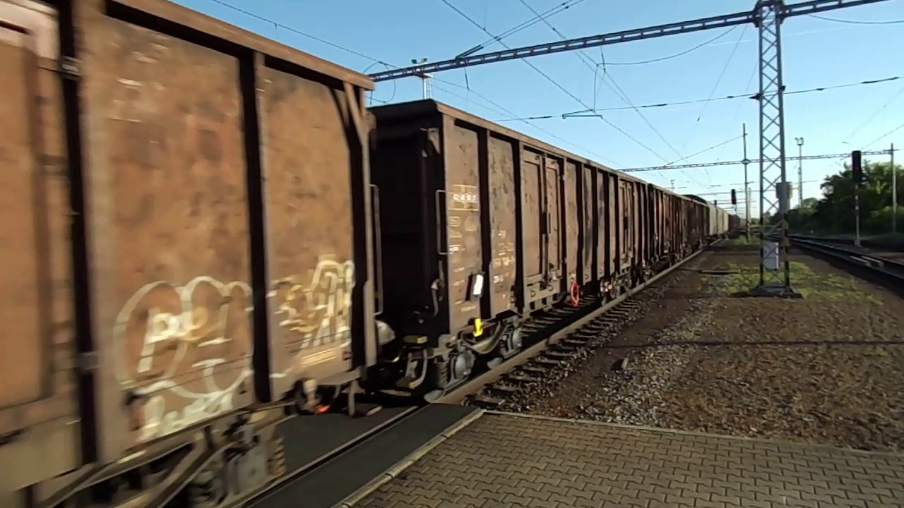 CDC 363 049 a  ČD 742 134 průjezd St.Městem u Uh.Hrad. (19.5.17)