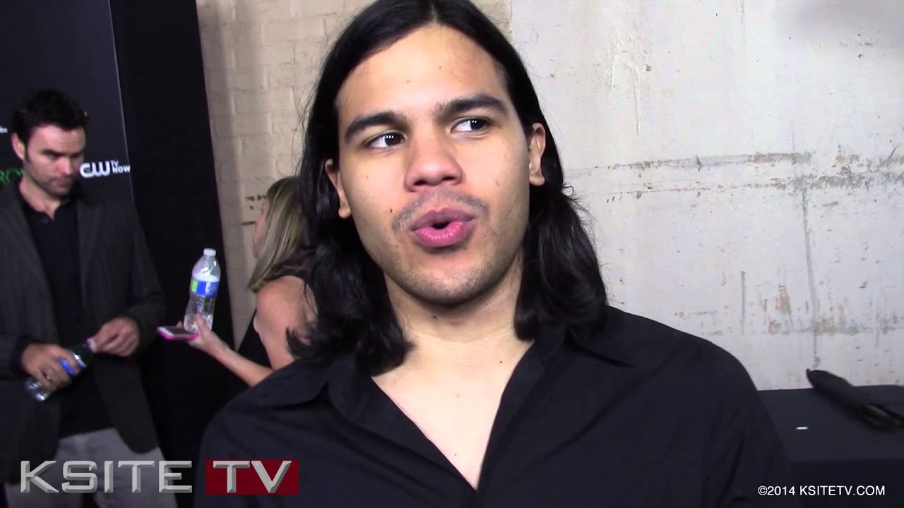 Flash: Carlos Valdes On The Arrow Crossover, A Costume & More
