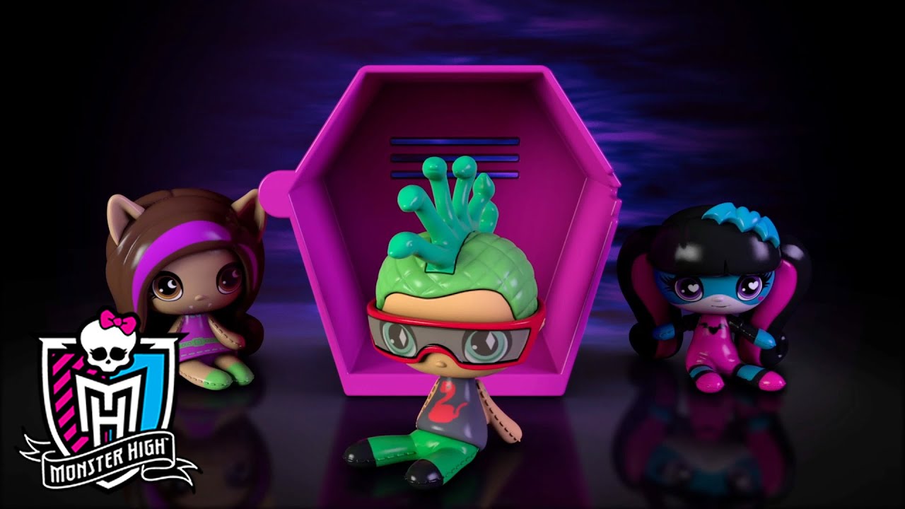 Monster High Minis Take their Places in a Locker Pyramid | Monster High