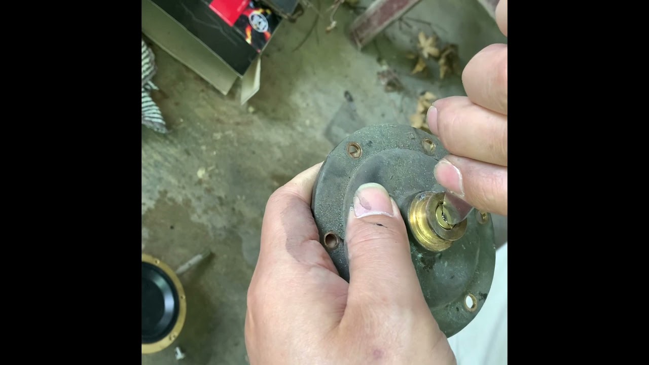 熱水器漏水。水盤修理