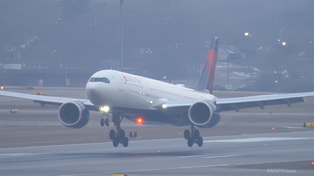 N423DX - Delta A330 Landing 12R at MSP/KMSP
