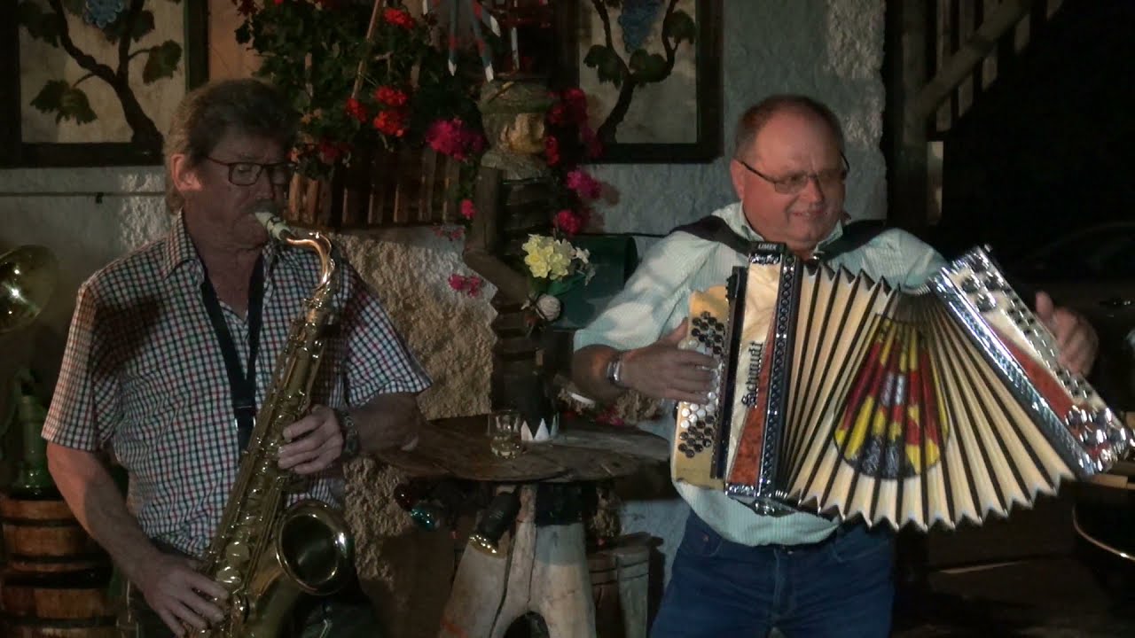 Sänger  u.  Musikantenstammtisch  beim  Steinriegelkeller  ---11.9.2021  --  4. Teil.