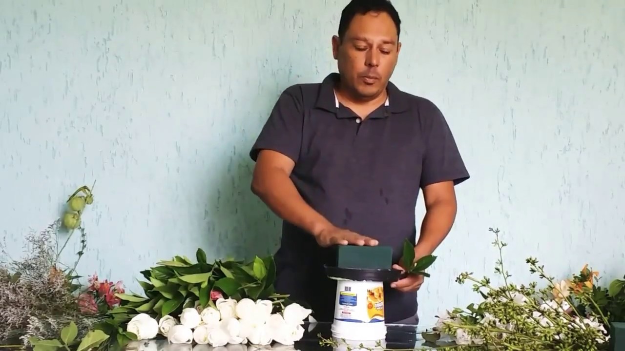 Como fazer um arranjo simples com poucas flores
