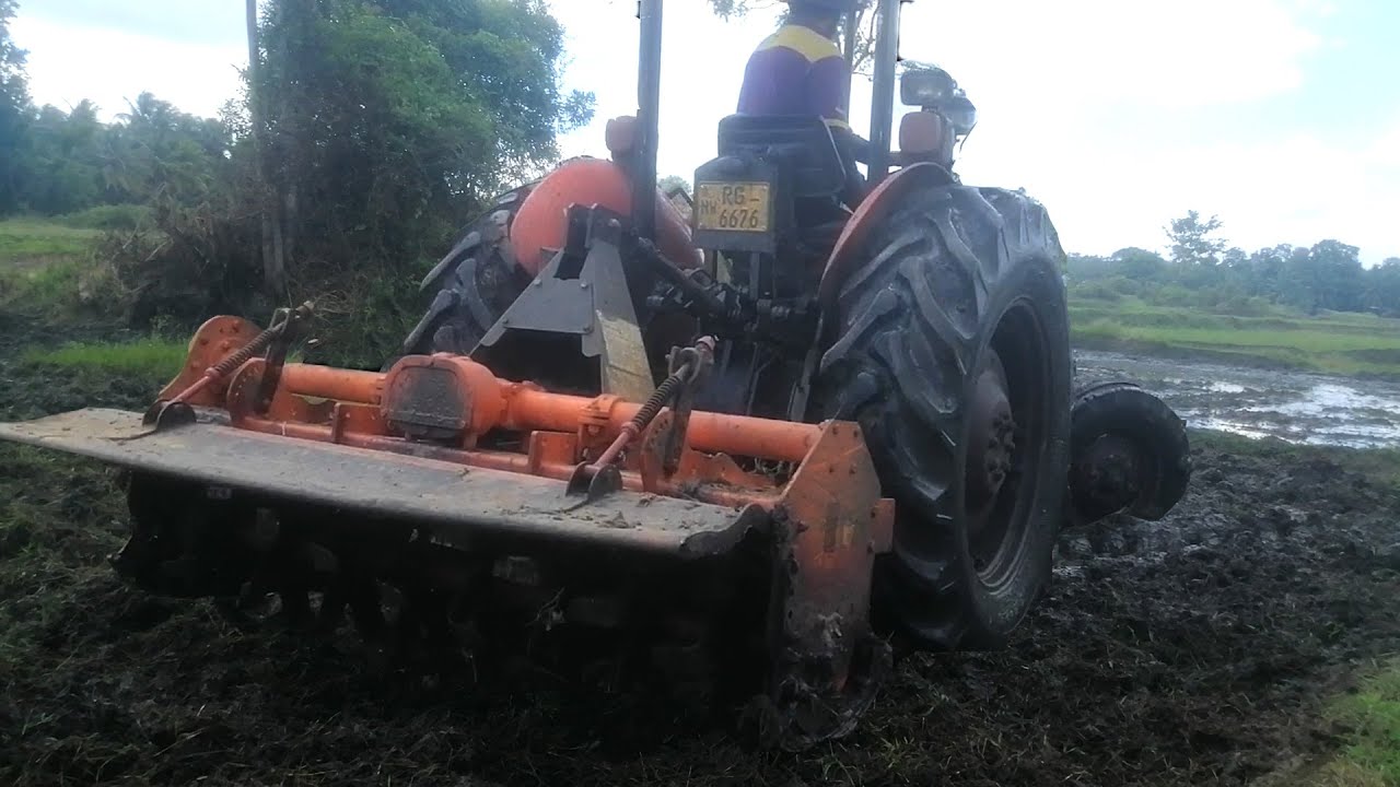 Tafe tractor farmin on the paddyfield
