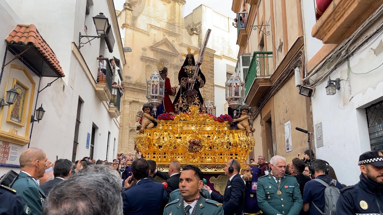 Nazareno de Santa María por su barrio a sones de 