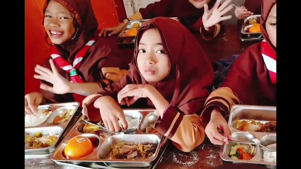 Menikmati Makan Bergizi Gratis [MBG] Hari Pertama