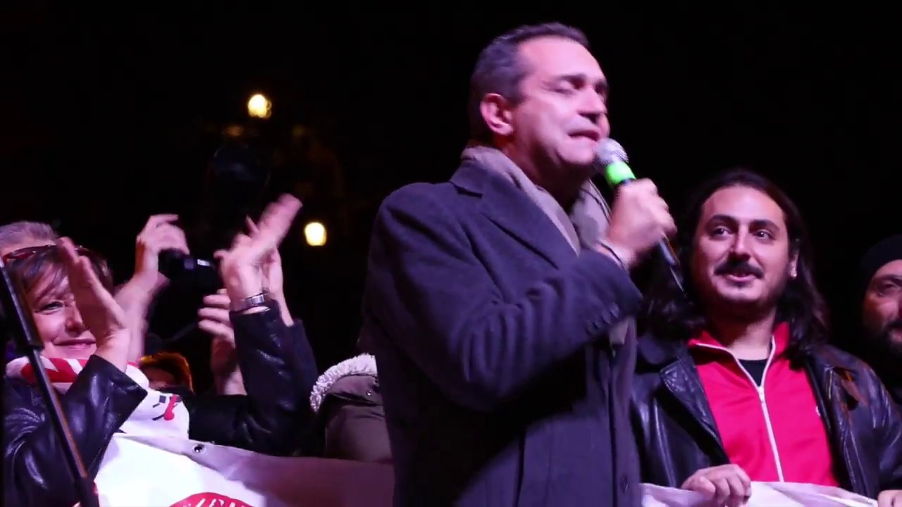 Referendum, De Magistris dal palco di piazza del Popolo: “Renzi bugiardo”